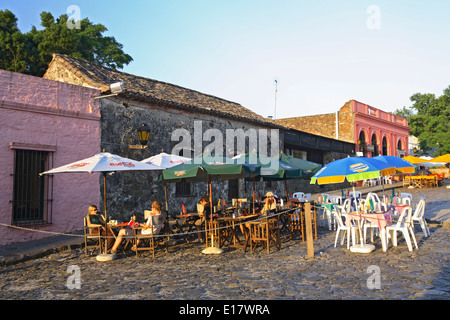 Touristen entspannen unter Sonnenschirmen, Colonia del Sacramento (UNESCO Weltkulturerbe), Uruguay Stockfoto