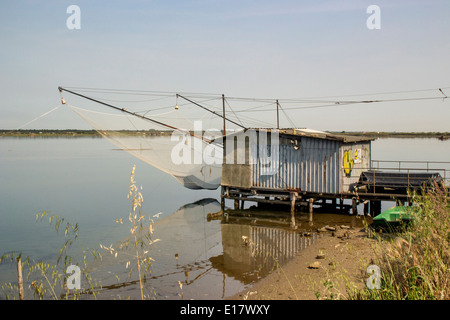 Angeln-Hütte auf der Pialassa della Baiona brackige Lagune in der Nähe von Marina Romea an Te adriatischen Küste in Ravenna (Italien) Stockfoto