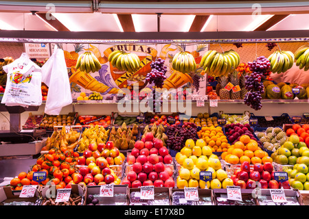 Obst zum Verkauf in der überdachten Mercado Central oder Central Market in Valencia. Stockfoto