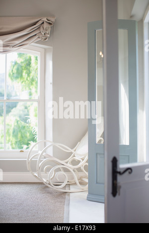 Antiker Schaukelstuhl in Schlafzimmer Ecke Stockfoto