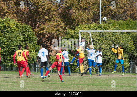 Junior Football-Spieler im Torraum nach einer Ecke kick, Kapstadt, Südafrika Stockfoto