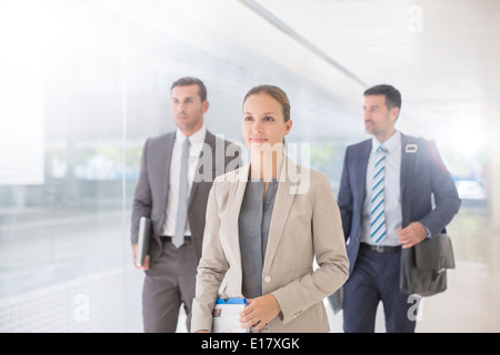 Geschäftsleute, die zu Fuß in Gang Stockfoto