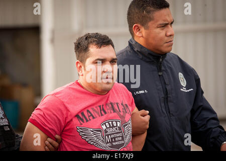 Mexico City, Mexiko. 25. Mai 2014. Juan Manuel Rodríguez García (L) aka "Juan Perros', wird begleitet von der föderalen Polizei während einer Pressekonferenz in den Hangar der Generalstaatsanwalt der Republik (PGR, für seine Abkürzung in spanischer Sprache), in Mexiko-Stadt, Hauptstadt von Mexiko, am 25. Mai 2014. Rodríguez García, angebliche Kopf des Golf-Kartell bei San Pedro Gemeinde in Nuevo Leon, Monterrey Zustand gefangen genommen wurde. Nach Angaben der Regierung Sekretariat war Juan Manuel Rodríguez García einer der meistgesuchten 12 Männer in Mexiko. Bildnachweis: Pedro Mera/Xinhua/Alamy Live-Nachrichten Stockfoto