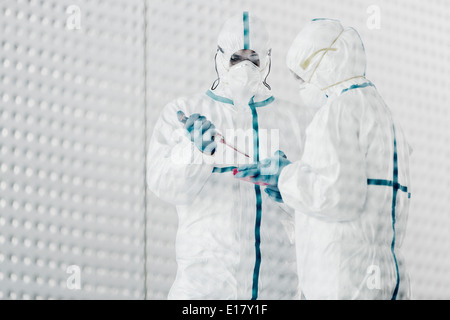 Wissenschaftler in sauberen passt arbeiten im Labor Stockfoto