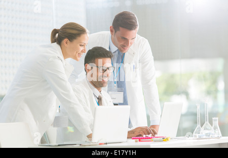 Wissenschaftler arbeiten im Labor Stockfoto