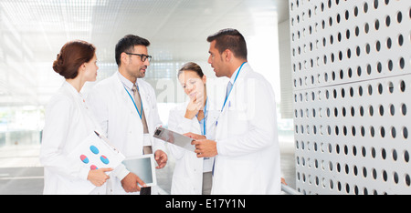 Ärzte sprechen im Krankenhausflur Stockfoto