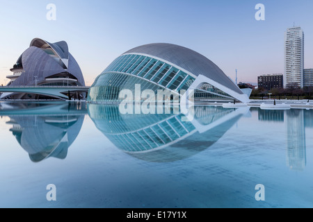 Die Hemsiferic und El Palau de Les Arts Reina Sofia in der Stadt der Künste und Wissenschaften in Valencia, Spanien. Stockfoto