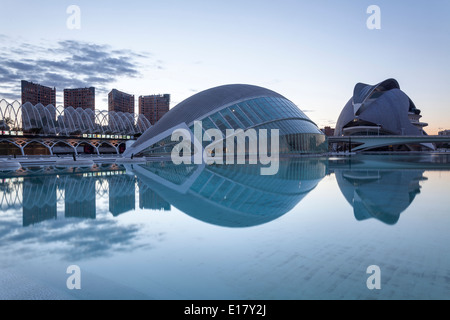 Die Hemsiferic und El Palau de Les Arts Reina Sofia in der Stadt der Künste und Wissenschaften in Valencia, Spanien. Stockfoto