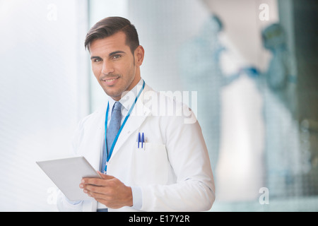 Porträt von zuversichtlich Arzt mit digital-Tablette Stockfoto