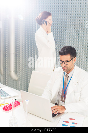 Wissenschaftler arbeiten im Labor Stockfoto