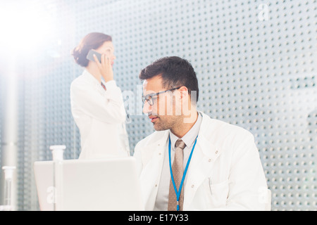 Wissenschaftler arbeiten im Labor Stockfoto