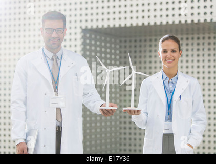 Porträt der Wissenschaftler hält Wind Turbine Modelle Stockfoto