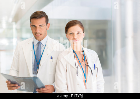 Porträt von zuversichtlich Ärzte im Krankenhaus Stockfoto