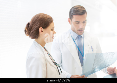Ärzte untersuchen Transparenz Stockfoto