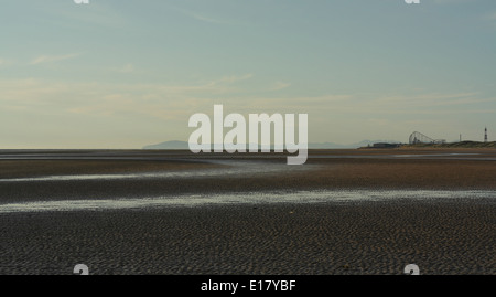 Blauer Himmel, Abend Sonnenlicht Blick über Strandsand mit nassen Kanälen in Richtung Blackpool und Cumbrian Mountains, von St. Annes Stockfoto