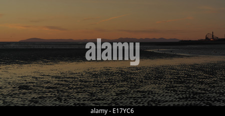 Orange Sonnenuntergang Fylde Küste Wasser Kanal Sand Wellen Strandblick von St. Annes gegen Blackpool und Cumbrian Mountains, UK Stockfoto