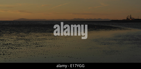 Orange Fylde Küste Sonnenuntergang von St. Annes über Sand plätschert Wasser Kanal Strand in Richtung Blackpool und Cumbrian Mountains Stockfoto