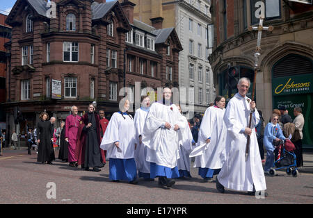 Manchester, UK 26. Mai 2014 Christen nehmen Teil in Manchester und Salford jährliche Prozession der Zeuge (der Whit Walk) aus Manchester Kathedrale, das Rathaus in Albert Square. Manchester und Salford Whit gehen Manchester, UK Credit: John Fryer/Alamy Live-Nachrichten Stockfoto