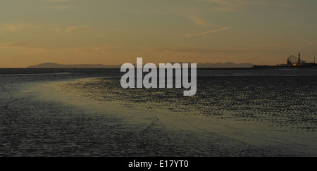 Orangefarbenen Himmel Sonnenuntergang irisches Meer, Wellen Sand Strandblick in Richtung Blackpool und Cumbrian Mountains, von St. Annes, Fylde Küste Stockfoto