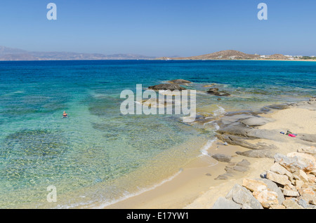 Einsame Frau, die Schwimmen im Meer zwischen Agios Prokopios und Agia Anna Strand, Insel Naxos, Kykladen, Griechenland Stockfoto