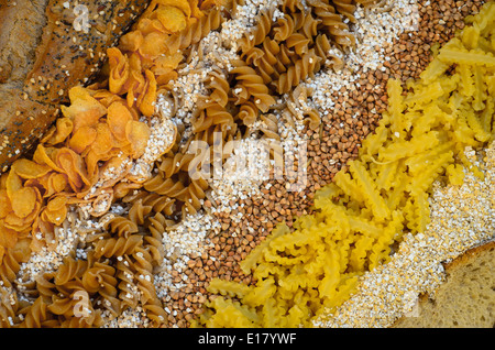 Vielzahl von Getreideprodukten (Grütze, Cornflakes, Nudeln) Stockfoto