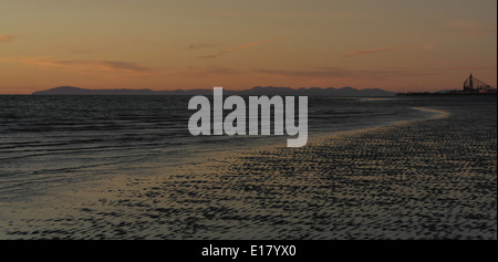 Orangefarbenen Himmel Sonnenuntergang Sand plätschert irischen Küste Meerblick, in Richtung Blackpool und Cumbrian Mountains, St Annes Beach, Fylde Küste Stockfoto