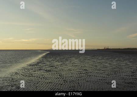 Orangefarbenen Himmel Sonnenuntergang gegen Blackpool und Cumbrian Berge, Meer und Sand Wellen Strand von St Annes, Fylde Küste, UK Stockfoto