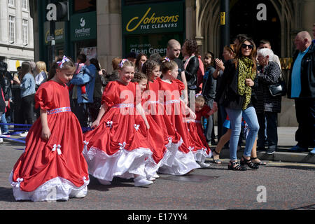 Manchester, UK teilnehmen 26. Mai 2014 Kinder in Manchester und Salford jährliche Prozession der Zeuge (der Whit Walk) aus Manchester Kathedrale, das Rathaus in Albert Square. Manchester und Salford Whit gehen Manchester, UK Credit: John Fryer/Alamy Live-Nachrichten Stockfoto