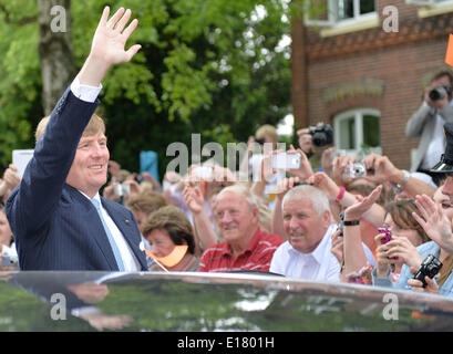 König Willem-Alexander der Niederlande "Wellenlinien" für die Zuschauer bei seiner Abreise aus Leer, Deutschland, 26. Mai 2014. Das niederländische Königspaar ist zu einem zweitägigen Arbeitsbesuch in Deutschland. Foto: CARMEN JASPERSEN/DPA Stockfoto