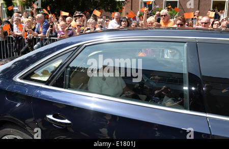 Leer, Deutschland. 26. Mai 2014. Niederländische König Willem-Alexander und Maxima der Königin sind bei ihrer Ankunft in Leer, Deutschland, 26. Mai 2014 Zuschauern begrüßt. Das niederländische Königspaar ist zu einem zweitägigen Arbeitsbesuch in Deutschland. Foto: CARMEN JASPERSEN/DPA/Alamy Live-Nachrichten Stockfoto