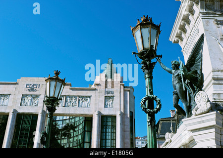 Art-Deco-Eden Aufbau eines ehemaligen Theaters jetzt Hotel und Statue auf dem Obelisken, Geist der Unabhängigkeit Lissabon Portugal darstellt Stockfoto