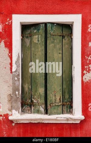 Eine alte farbige Fenster auf Burano. Stockfoto