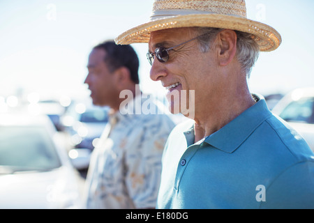 Senioren Herren im sonnigen Parkplatz Stockfoto