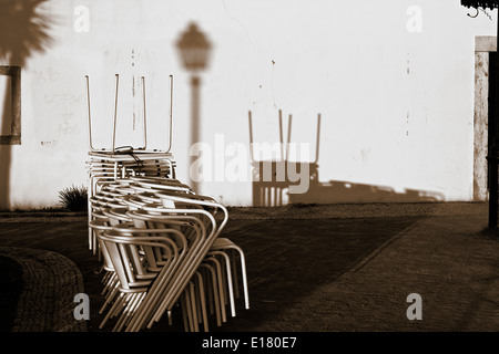 Cafe Stühle und Tische bei Sonnenaufgang in Sao Pedro de Alcantara Gärten Lissabon Portugal Westeuropa gestapelt Stockfoto