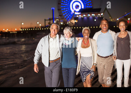 Senioren Freunde zu Fuß am Strand bei Nacht Stockfoto