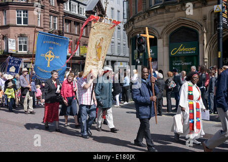 Manchester, UK 26. Mai 2014 Christen nehmen Teil in Manchester und Salford jährliche Prozession der Zeuge (der Whit Walk) aus Manchester Kathedrale, das Rathaus in Albert Square. Manchester und Salford Whit gehen Manchester, UK Credit: John Fryer/Alamy Live-Nachrichten Stockfoto