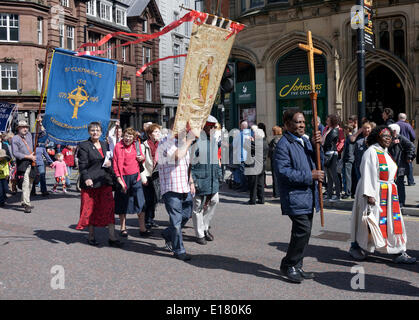 Manchester, UK 26. Mai 2014 Christen nehmen Teil in Manchester und Salford jährliche Prozession der Zeuge (der Whit Walk) aus Manchester Kathedrale, das Rathaus in Albert Square. Manchester und Salford Whit gehen Manchester, UK Credit: John Fryer/Alamy Live-Nachrichten Stockfoto