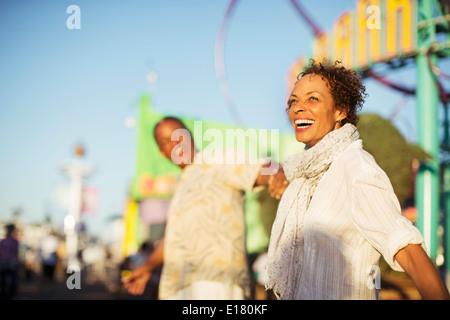 Begeisterten paar im Freizeitpark Stockfoto