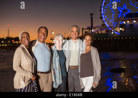 Porträt von Senioren Freunde am Strand in der Nacht Stockfoto