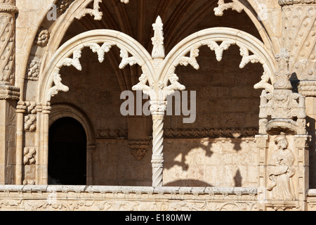 Kloster des Hieronymus (Kloster Jeronimos) dekorative manuelinischem Kreuzgang zum UNESCO-Weltkulturerbe Belem von Lissabon Portugal Stockfoto