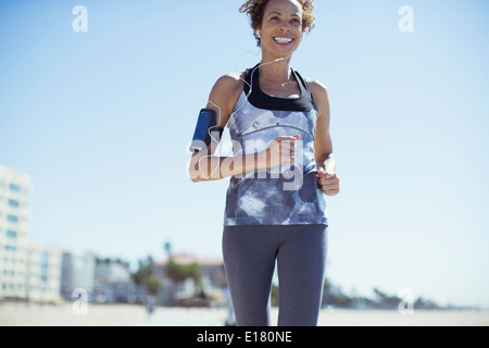 Frau am Strand joggen Stockfoto