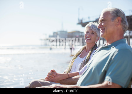 Älteres paar entspannende am Sonnenstrand Stockfoto