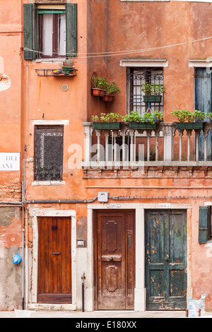 Alte Gebäude-Fassade in Venedig. Stockfoto