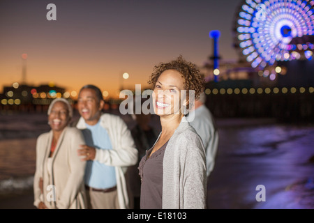 Porträt der selbstbewusste Frau am Strand mit Freunden in der Nacht Stockfoto