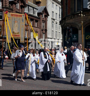 Manchester, UK 26. Mai 2014 Christen nehmen Teil in Manchester und Salford jährliche Prozession der Zeuge (der Whit Walk) aus Manchester Kathedrale, das Rathaus in Albert Square. Manchester und Salford Whit gehen Manchester, UK Credit: John Fryer/Alamy Live-Nachrichten Stockfoto