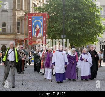 Manchester, UK 26. Mai 2014 Christen nehmen Teil in Manchester und Salford jährliche Prozession der Zeuge (der Whit Walk) aus Manchester Kathedrale, das Rathaus in Albert Square. Manchester und Salford Whit gehen Manchester, UK Credit: John Fryer/Alamy Live-Nachrichten Stockfoto