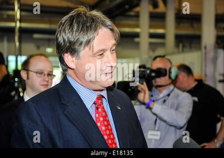 Belfast, Nordirland. 26. Mai 2014 - Basil McCrea, Führer der NI21 kommt in den europäischen Wahlen zählen Mittelpunkt, Belfast Credit: Stephen Barnes/Alamy Live News Stockfoto