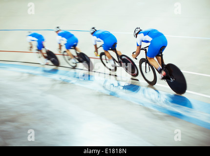 Bahn-Radsport Team herumfahren Velodrom Stockfoto