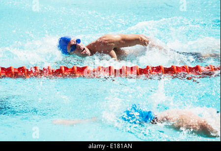 Schwimmer im Pool racing Stockfoto