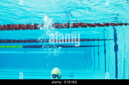 Schwimmer, die lächelnd unter Wasser im Schwimmbad Stockfoto